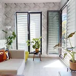Modern Old Town Apartment *